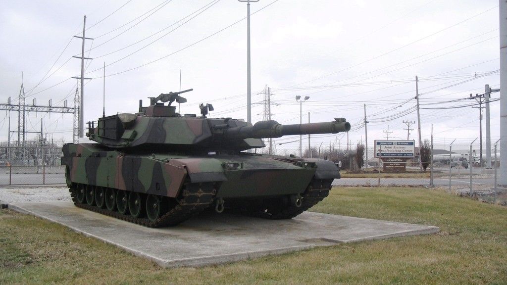 Czołg M1A1 stojący przy bramie do zakładów Joint Systems Manufacturing Center (Lima Army Tank Plant).
