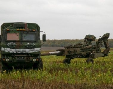 Ukraińska ultralekka haubica M777 holowana przez samochód M1083 z rodziny FMTV.