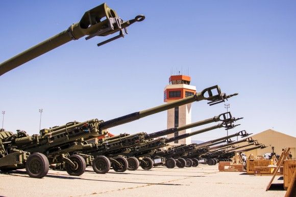 Oczekujące na załadunek na pokład samolotu transportowego C-17 Globemaster III haubice M777 przeznaczone dla Zbrojnych Sił Ukrainy, kwiecień 2022 roku.