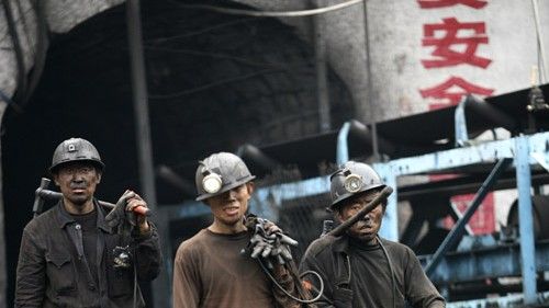 górnicy wychodzą z kopalni po dniu pracy