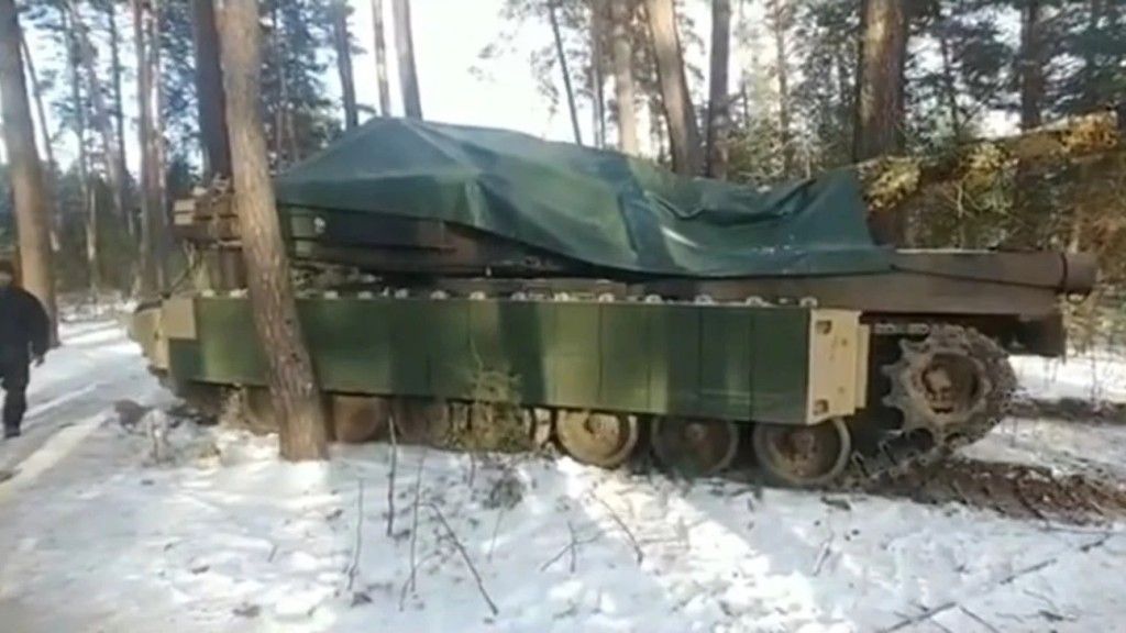 Czołg podstawowy M1A1SA na uzbrojeniu Sił Zbrojnych Ukrainy, wyposażony w zestaw dodatkowego opancerzenia reaktywnego ARAT-1.