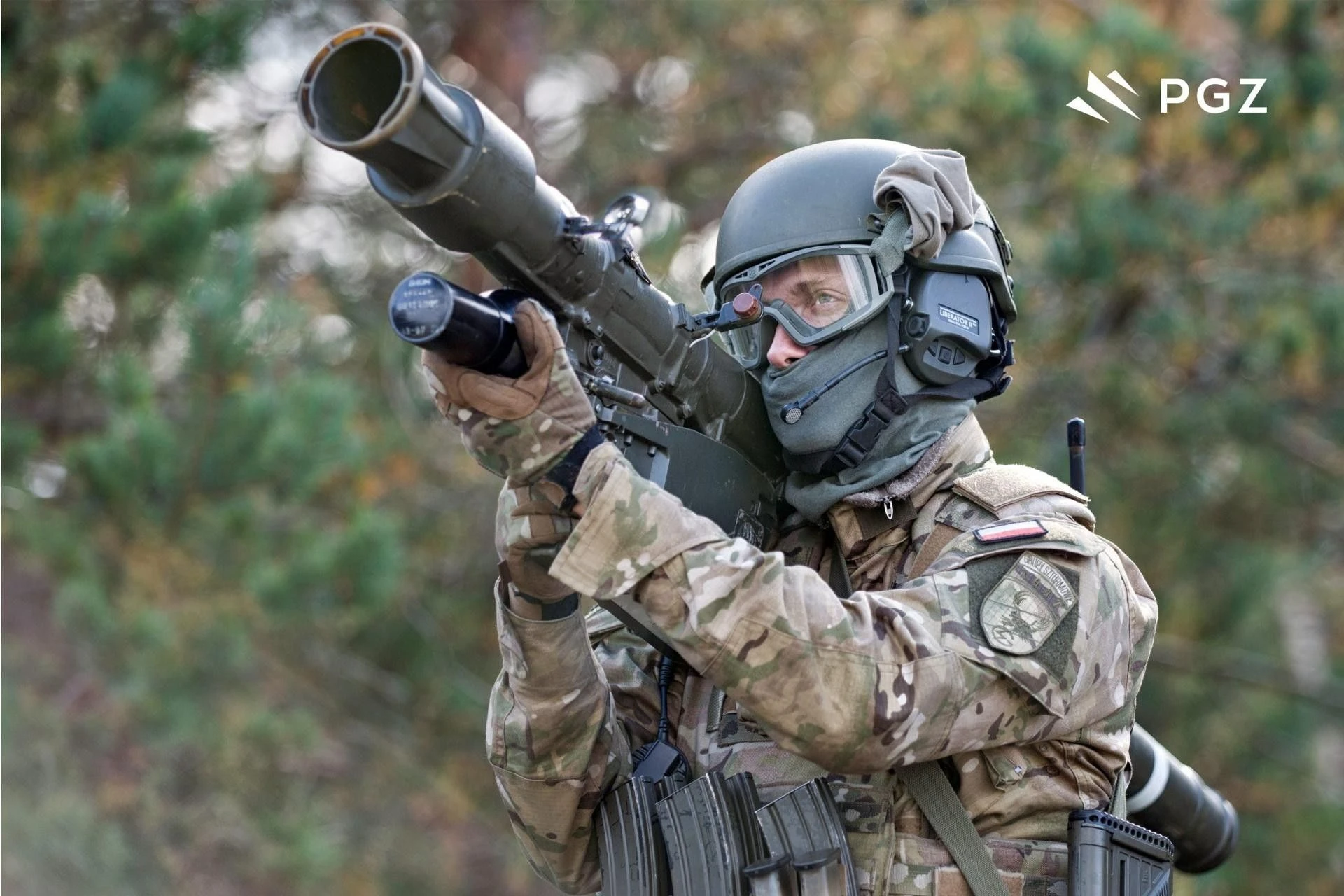 Żołnierz Jednostki Wojskowej AGAT z przenośnym przeciwlotniczym zestawem rakietowym (PPZR) Piorun.