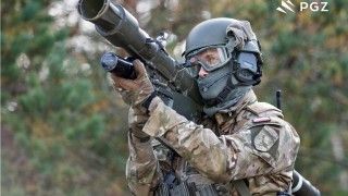 Żołnierz Jednostki Wojskowej AGAT z przenośnym przeciwlotniczym zestawem rakietowym (PPZR) Piorun.