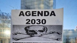 Fragment fałszywego plakatu na warszawskim przystanku