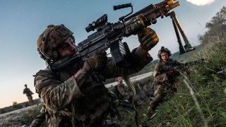 Jak wygląda polityka OpenAI względem treści o charakterze wojskowym?