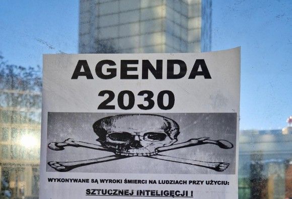 Fragment fałszywego plakatu na warszawskim przystanku