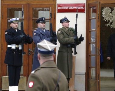 Wejście do siedziby MON przy ul. Klonowej w Warszawie