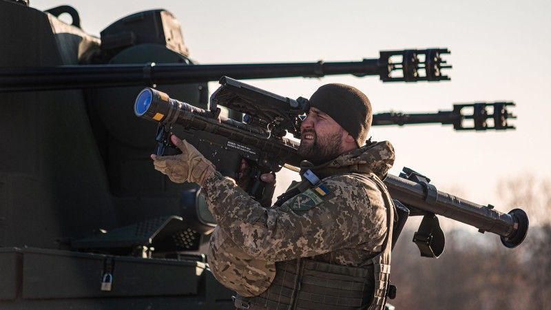 Naramienna wyrzutnia pocisków przeciwlotniczych FIM-92 Stinger oraz samobieżny artyleryjski zestaw przeciwlotniczy Gepard w tle.