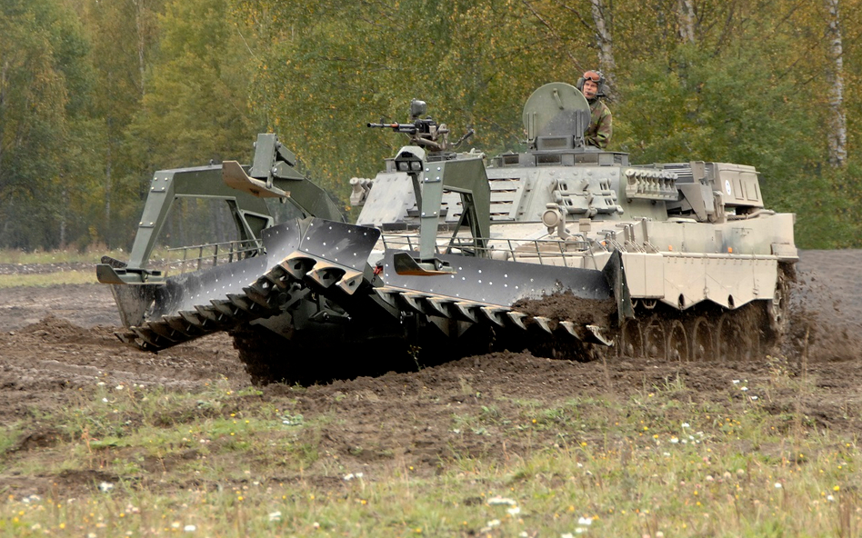 Ukraina: rozminowująca kolumna w drodze na front