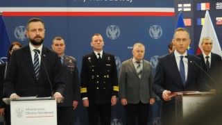 Szef MON Władysław Kosiniak-Kamysz i wiceminister Cezary Tomczyk przedstawiają zespół do zbadania działalności podkomisji smoleńskiej