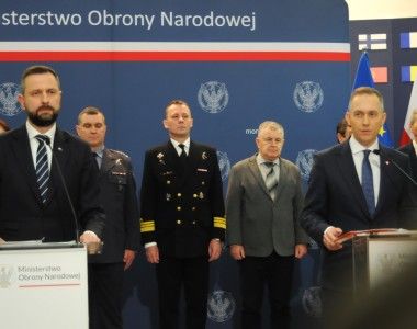 Szef MON Władysław Kosiniak-Kamysz i wiceminister Cezary Tomczyk przedstawiają zespół do zbadania działalności podkomisji smoleńskiej