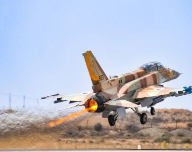 Izraelski wielozadaniowy samolot bojowy F-16I Sufa podczas startu z bazy lotniczej Hatzerim.