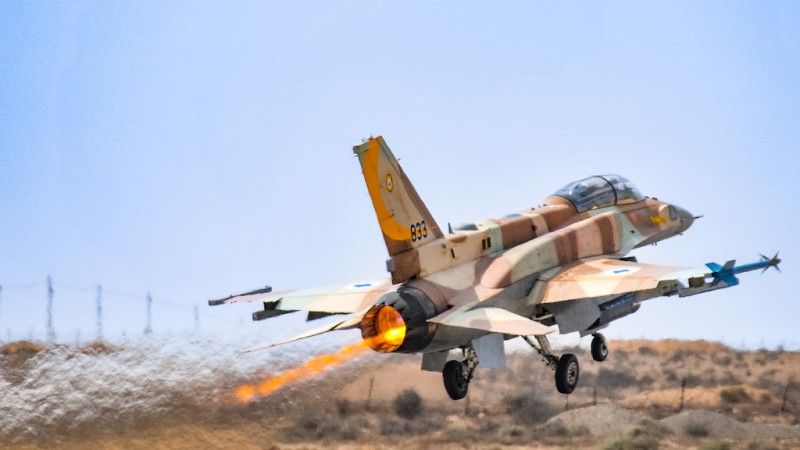 Izraelski wielozadaniowy samolot bojowy F-16I Sufa podczas startu z bazy lotniczej Hatzerim.