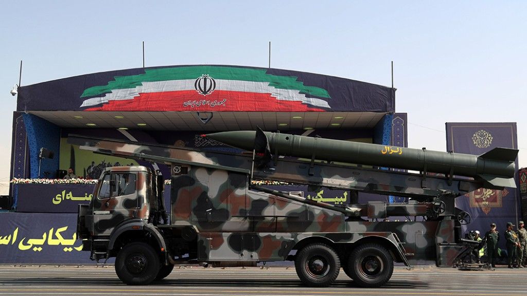 Irański pocisk rakietowy Zelzal-2 wraz z wyrzutnią na defiladzie wojskowej w 2019 roku.