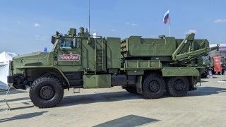 Kołowa wieloprowadnicowa wyrzutnia rakiet TOS-2.