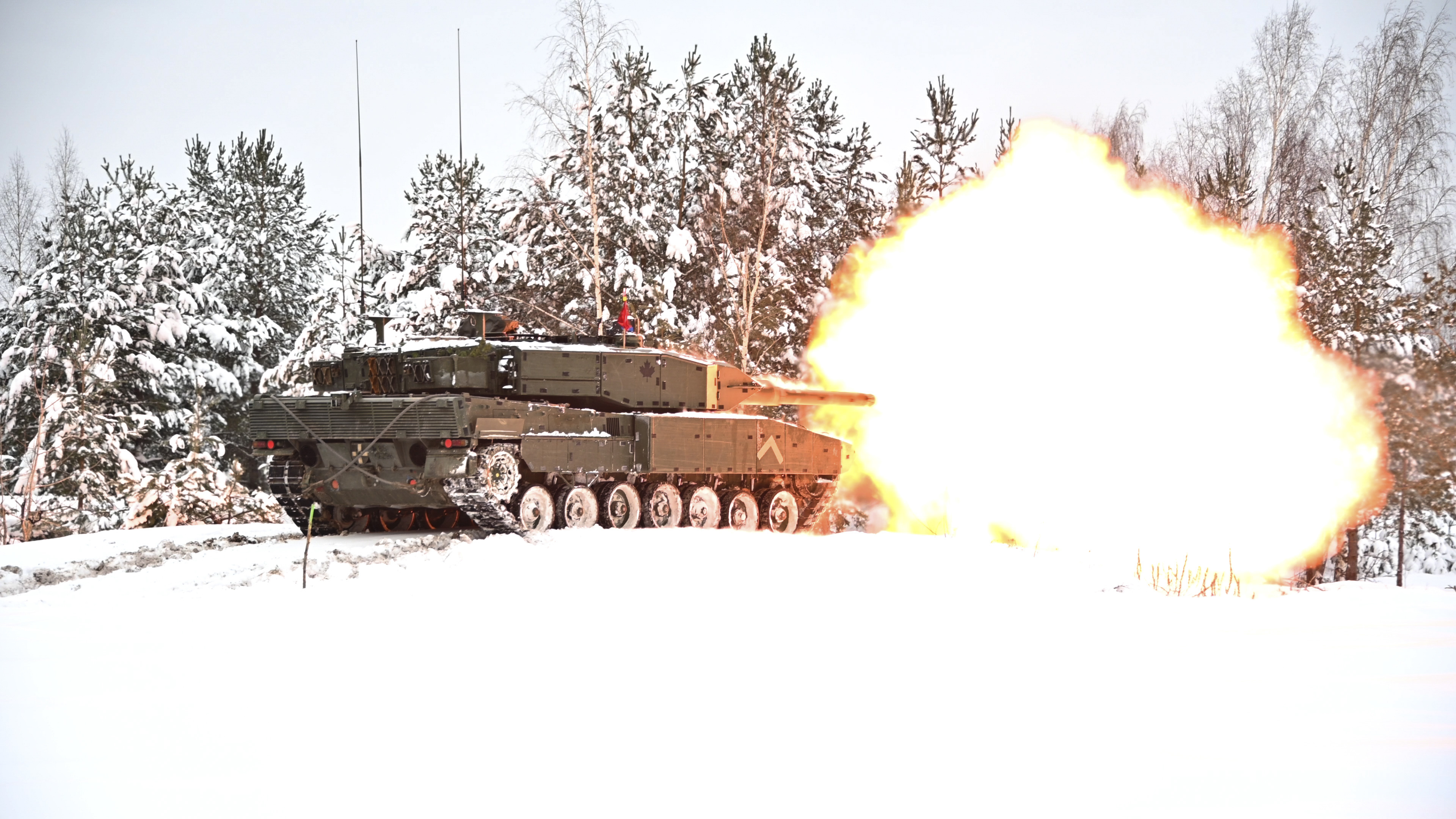 Kanadyjskie Leopardy strzelają na łotewskim poligonie