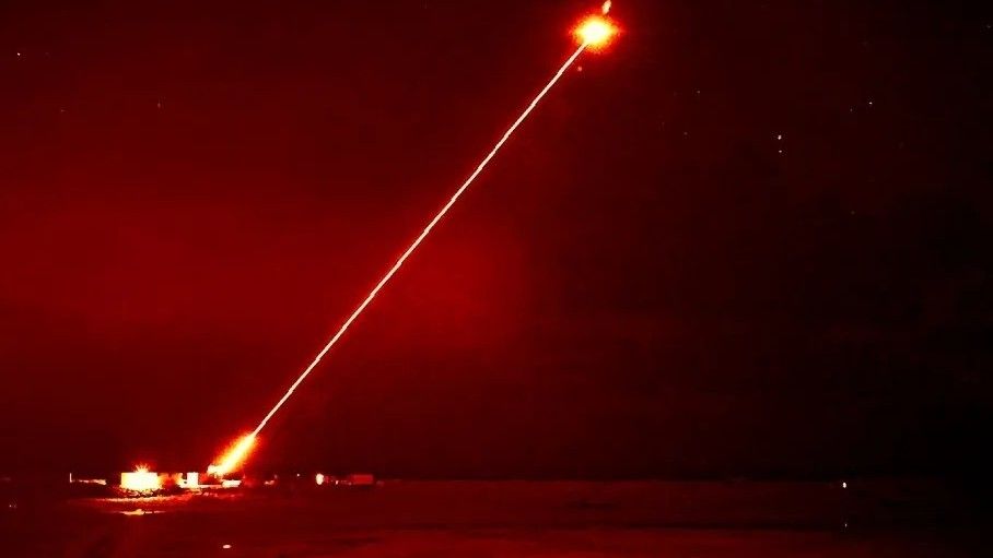 Pierwsze faktyczne strzelanie systemu laserowego DragonFire wiązką laserową dużej mocy przeciwko celom powietrznym podczas prób na brytyjskim poligonie wojskowym Hebrides w Szkocji