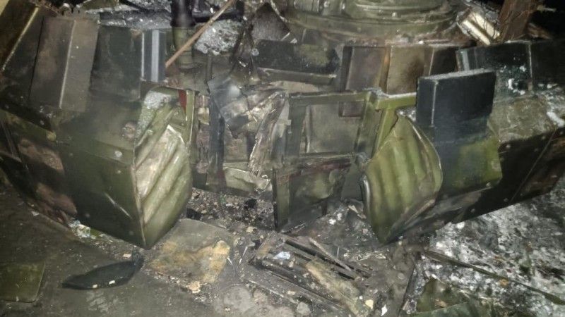 Efekt uderzenia dwóch ukraińskich dronów kamikaze FPV w wieżą rosyjskiego czołgu T-72B3 model z 2022 roku