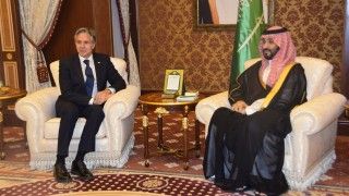 Od lewej: Anthony Blinken i książę Muhammad bin Salman