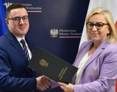 ministra klimatu Paulina Hennig-Kloska wręcza nominację Miłoszowi Motyce