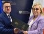 ministra klimatu Paulina Hennig-Kloska wręcza nominację Miłoszowi Motyce