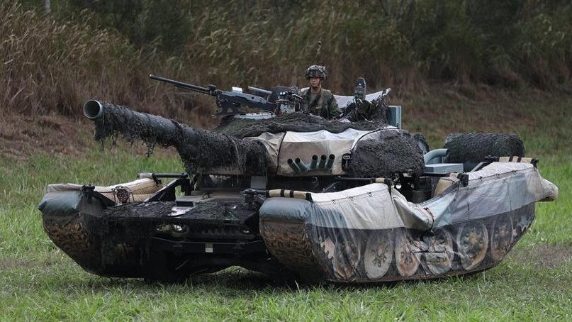 Makieta T-72 osadzona na samochodzie Humvee.