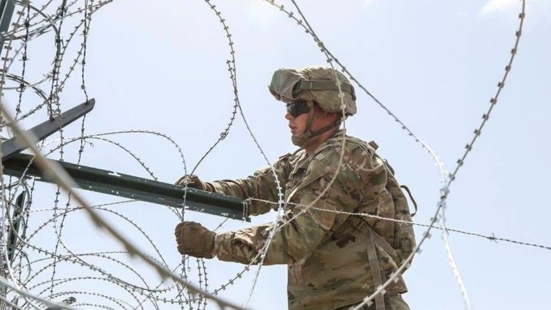 Zdjęcie ilustracyjne/amerykański żołnierz rozkłada drut ostrzowy na płd. granicy USA