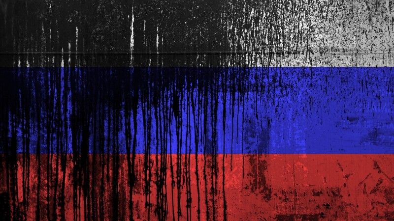 Flaga Rosji pokryta czarną farbą – ropą naftową