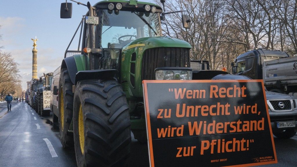 Droga zablokowana przez traktory. Na jednym z nich powieszono transparent z napisem: Tam, gdzie dobro staje się złem, opór staje się obowiązkiem.