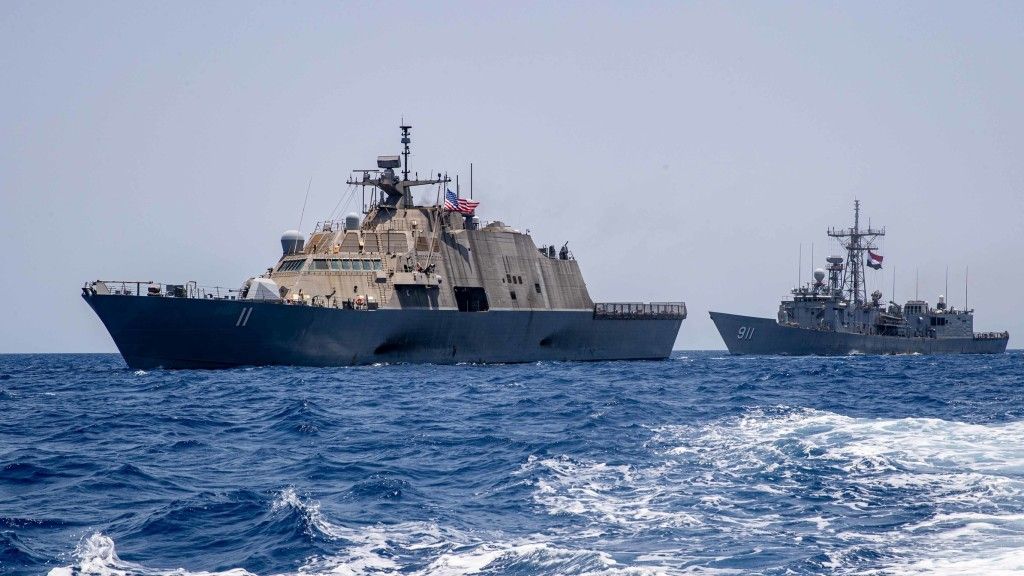 Proponowany prawdopodobnie dla Grecji okręt do działań przybrzeżnych USS „Sioux City”. Zdjęcie z operacji na Morzu Czerwonym z 30 lipca 2022 roku na rok przed wycofaniem okrętu ze służby