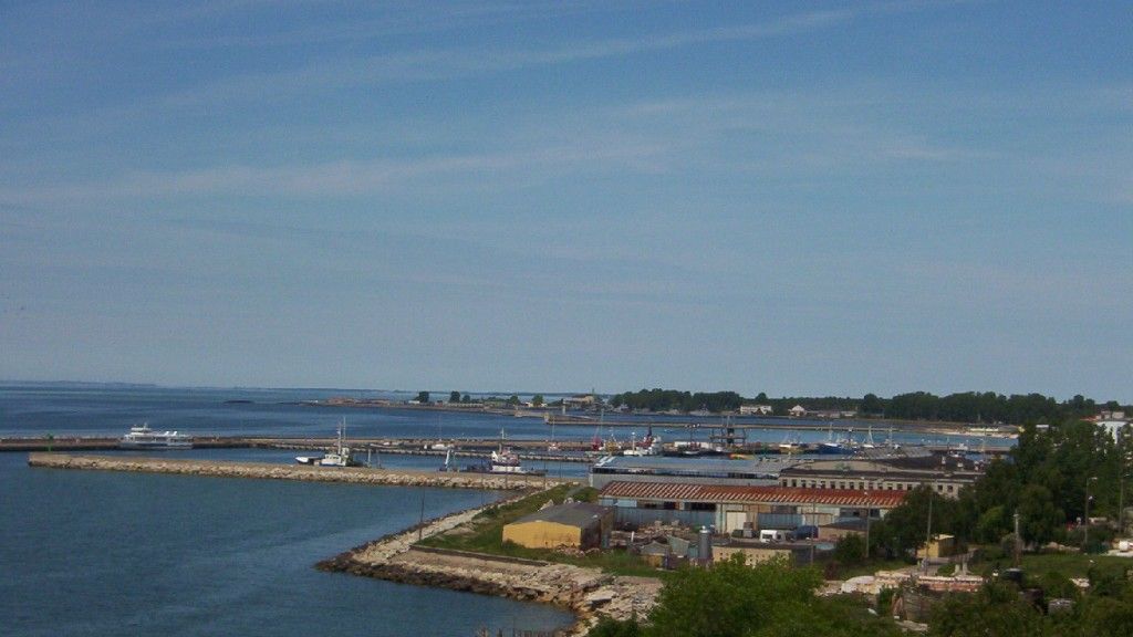 Widok na port cywilny Hel i na znajdujący się dalej Port Wojenny Hel