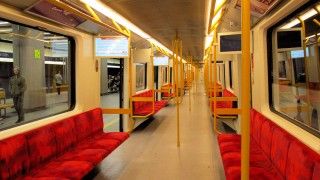 wnętrze wagonu warszawskiego metra