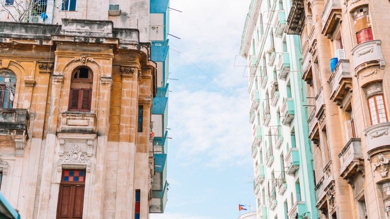 Ulica w Havanie z kolorowymi, starymi budynkami