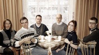 Tomasz Czajka (na zdjęciu trzeci od lewej, bez okularów) wraz z pozostałymi członkami Rady ds. AI przy Ministerstwie Cyfryzacji