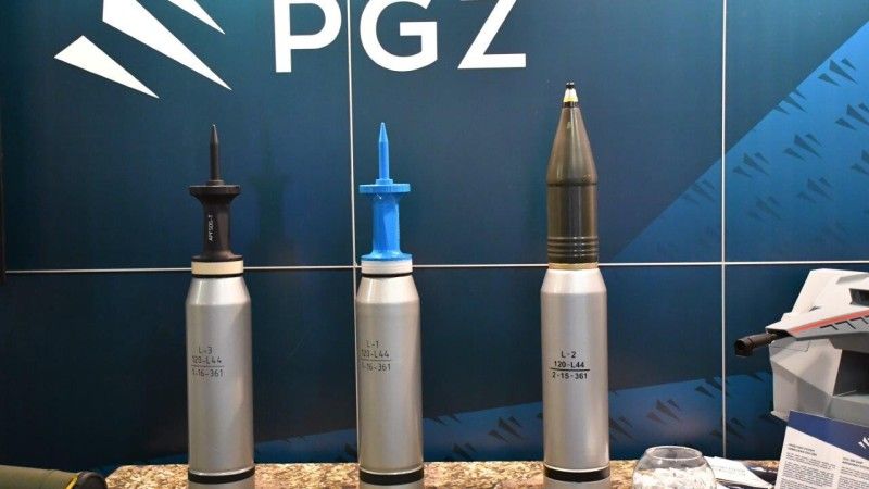Polska amunicja czołgowa kalibru 120 x 570 mm, od lewej Pz531, Pz541 i Pz511.