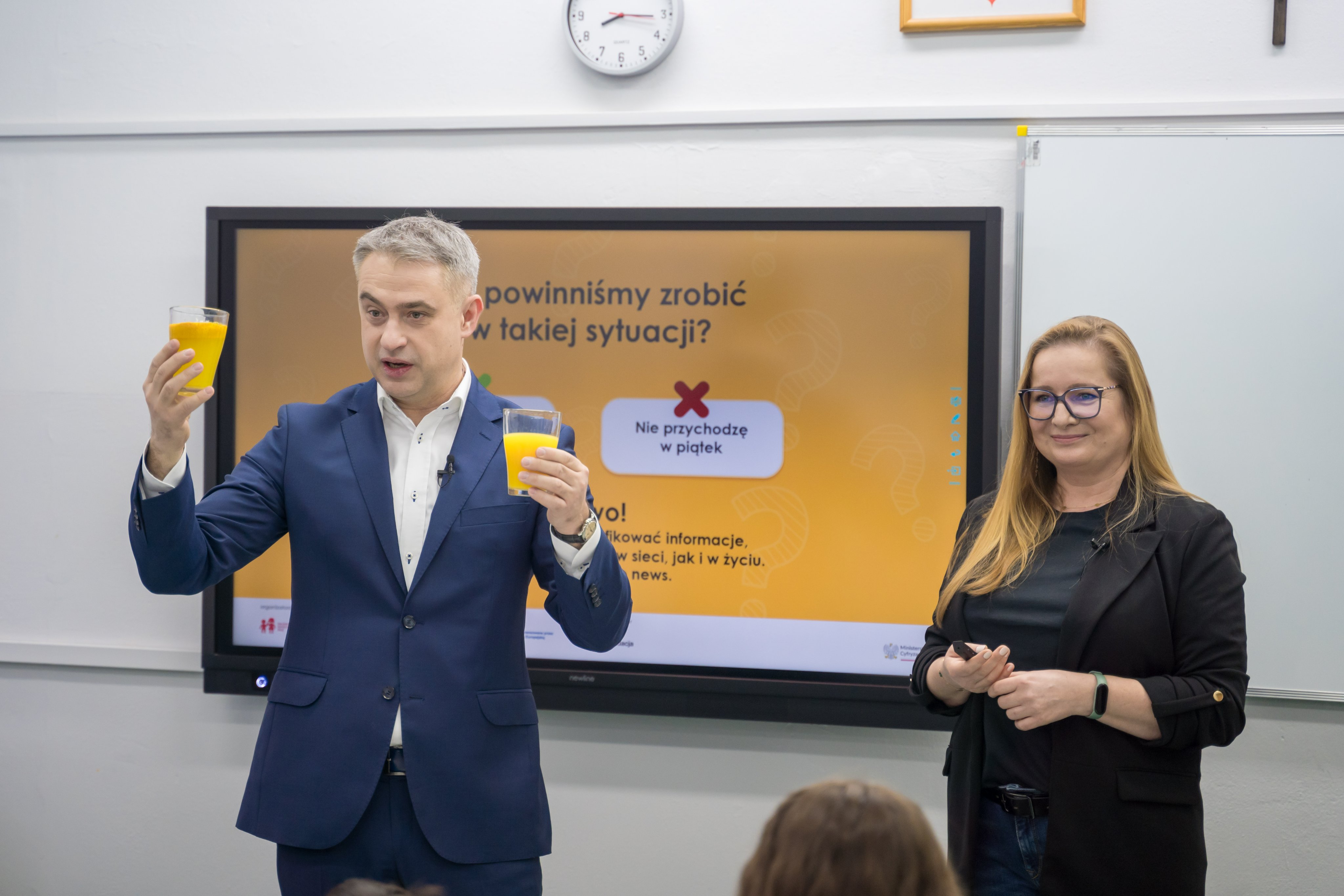 Gawkowski z lekcją o dezinformacji. "Uczniowie powinni odróżnić fakt od opinii"