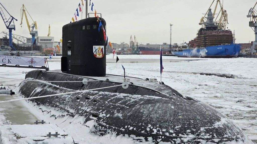 Podniesienie bandery na konwencjonalnym okręcie podwodnym B-608 Możajsk projektu 06363.