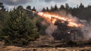 Wieloprowadnicowa wyrzutnia rakiet WR-40 Langusta strzela na poligonie.