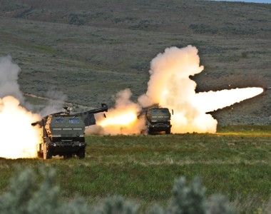 Amerykańskie wyrzutnie rakiet M142 HIMARS na poligonie Yakima w stanie Waszyngton.