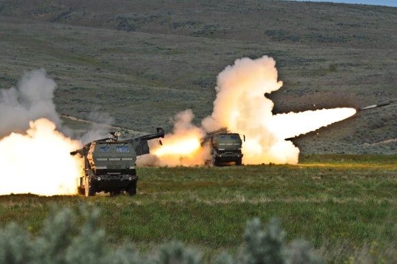 Amerykańskie wyrzutnie rakiet M142 HIMARS na poligonie Yakima w stanie Waszyngton.