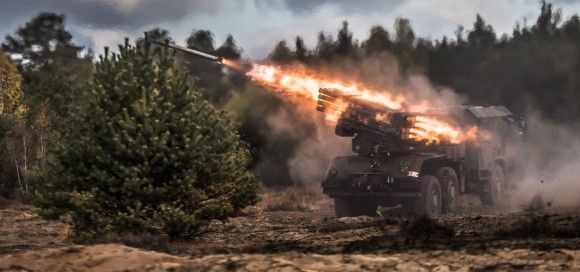 Wieloprowadnicowa wyrzutnia rakiet WR-40 Langusta strzela na poligonie.
