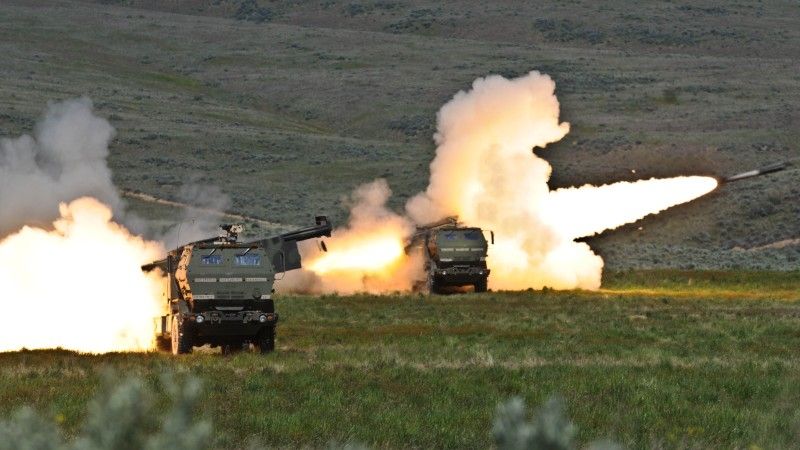 Amerykańskie wyrzutnie rakiet M142 HIMARS na poligonie Yakima w stanie Waszyngton.