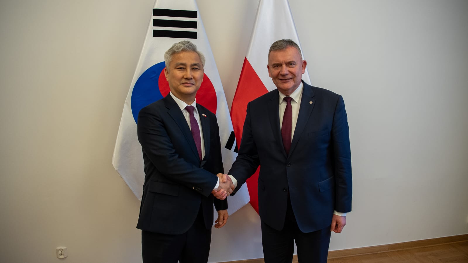 Minister DAPA: Wspieramy transfer technologii z Korei do Polski. Co z finansowaniem? [WYWIAD]