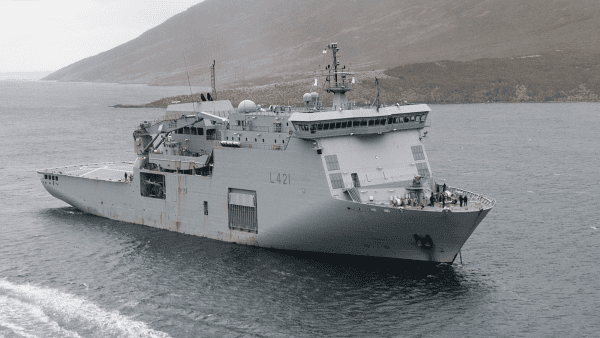 Nowozelandzki okręt HMNZS „Canterbury”, który uważa się za potencjalnego kandydata na okręt wielozadaniowy MRV dla Irlandzkiej Służby Morskiej