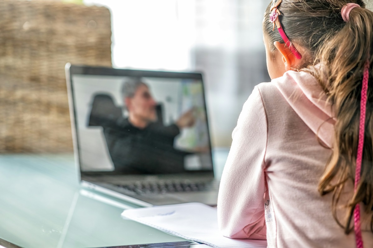 „Laptop dla ucznia”. Eksperci oceniają, jak powinien wyglądać program