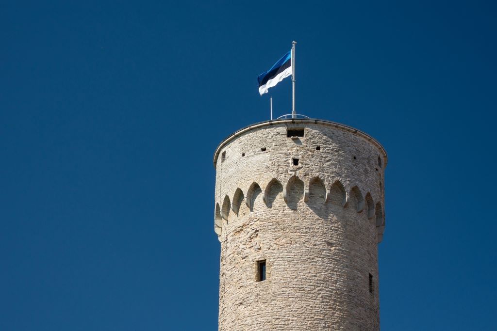 Nie zatrzymają bomby, ale mogą uratować życie. Dlaczego Estonia okleja okna w szkołach