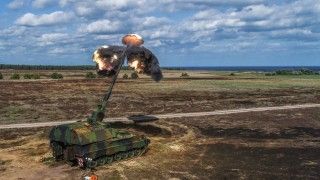 Armatohaubica PzH 2000 strzela na poligonie Ravlunda w południowej Szwecji, 2018 rok.