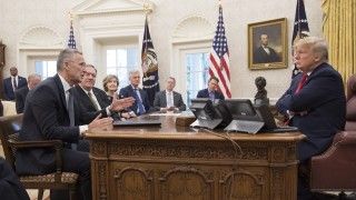 Archiwalne zdjęcie ze spotkania ówczesnego prezydenta Donalda Trumpa z sekretarzem generalnym NATO Stoltenbergiem, 2019