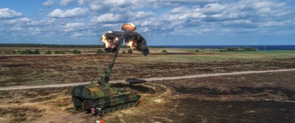 Armatohaubica PzH 2000 strzela na poligonie Ravlunda w południowej Szwecji, 2018 rok.