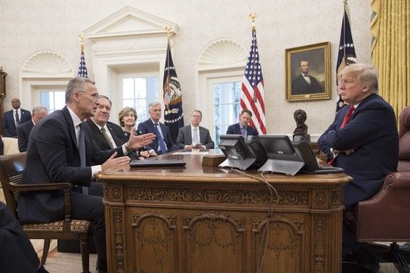 Archiwalne zdjęcie ze spotkania ówczesnego prezydenta Donalda Trumpa z sekretarzem generalnym NATO Stoltenbergiem, 2019